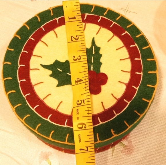 Set Of 2 Keepsake Gift Boxes Holiday Christmas Round Embroidery - Picture 7 of 11